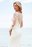 Robe de mariée en satin blanche à col illusion sirène à manches longues avec appliques