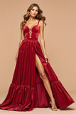 Robe de bal en satin plissé découpée rouge foncé