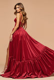 Robe de bal en satin plissé découpée rouge foncé