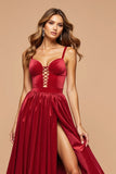 Robe de bal en satin plissé découpée rouge foncé