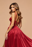 Robe de bal en satin plissé découpée rouge foncé
