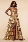 Robe de bal sans bretelles dorée à volants froncés avec fente