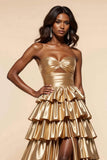 Robe de bal sans bretelles dorée à volants froncés avec fente