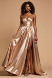 Robe de bal longue plissée en satin à bretelles spaghetti dorées avec fente