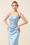 Robe de demoiselle d’honneur longue fourreau froncé en satin bleu ciel