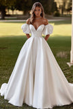 Épaule dénudée satin ivoire une robe de mariée trapèze avec fente
