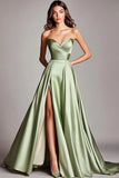 Dusty Sage Bustless Une ligne froncée Robe de bal longue en satin avec fente
