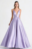Robe de bal longue en satin à bretelles spaghetti lilas