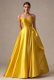 Robe longue de bal en satin jaune sans bretelles