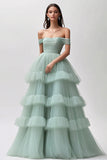 Robe longue de bal en tulle vert clair à volants et à épaules dénudées