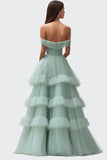 Robe longue de bal en tulle vert clair à volants et à épaules dénudées