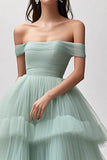 Robe longue de bal en tulle vert clair à volants et à épaules dénudées