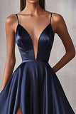 Robe longue de bal à bretelles spaghetti en satin bleu marine avec fente