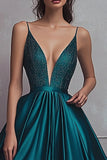 Vert foncé scintillant A-ligne spaghetti bretelles satin perles longue robe de bal avec fente