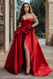 Une ligne bustier rouge plus robe de bal longue avec fente