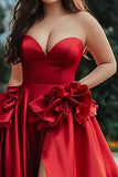 Une ligne bustier rouge plus robe de bal longue avec fente