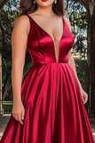 Une ligne rouge spaghetti bretelles plissé et robe longue de bal