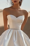 Sweetheart Robe de graduation en satin blanc une ligne avec perles