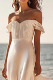Robe longue blanche en satin fourreau épaules dénudées