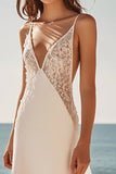 Robe blanche à bretelles spaghetti fourreau satin dentelle