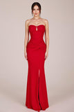Robe longue formelle sirène froncée sans bretelles rouge avec fente