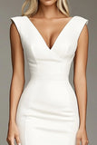 Robe courte formelle moulante blanche à col en V