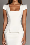 Robe formelle blanche à col carré jusqu’aux genoux