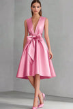 Robe formelle midi en satin rose à col en V avec nœud