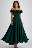 Robe formelle en satin à volants à épaules dénudées vert foncé