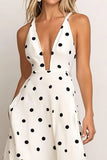 Robe formelle en satin blanc à col en V avec pois noirs