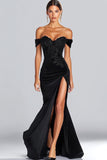 Robe de gala sirène en satin noir à épaules dénudées avec fente