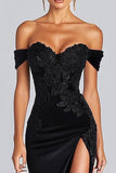 Robe de gala sirène en satin noir à épaules dénudées avec fente