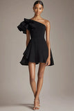 Une ligne à volants Robe noire en satin