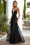 Robe longue d’invitée de mariage en satin noir à la ligne