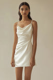 Robe courte de graduation blanche en satin à col bénitier