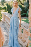 Robe de demoiselle d’honneur longue en mousseline de soie à col en V bleu ciel avec volants