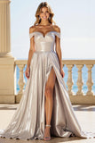 Robe de bal en satin plissé argenté à épaules dénudées