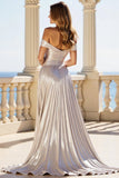 Robe de bal en satin plissé argenté à épaules dénudées