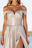 Robe de bal en satin plissé argenté à épaules dénudées