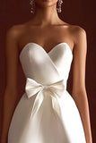 Robe de graduation blanche sans bretelles à noeud en ligne