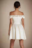 Robe blanche en dentelle à épaules dénudées