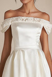 Robe blanche en dentelle à épaules dénudées