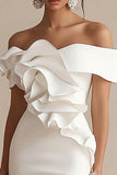 Robe de graduation en satin blanc à volants à épaules dénudées