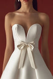 Robe de graduation en satin aligne blanche sans bretelles
