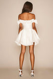 Mini robe blanche à épaules dénudées
