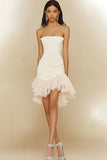 Robe moulante blanche sans bretelles avec volants