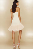 Robe moulante blanche sans bretelles avec volants