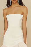 Robe moulante blanche sans bretelles avec volants