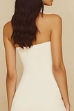 Robe moulante blanche sans bretelles avec volants