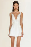 Petite robe blanche fourreau en satin à col en V et dentelle
